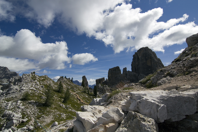 2011-08-16_09-00-17 cadore.jpg - Die Cinque Torri von Nordost gesehen